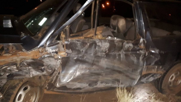 Automóvel ficou bastante danificado após colisão transversal na 223