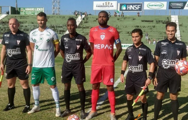 Capitães de Mamoré e Galo com a arbitragem ** Agesporte 