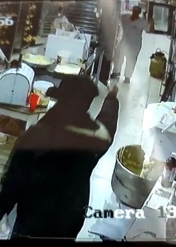 Câmera de vigilância registra momento em que autor armado atacava uma padaria ** Divulgação 