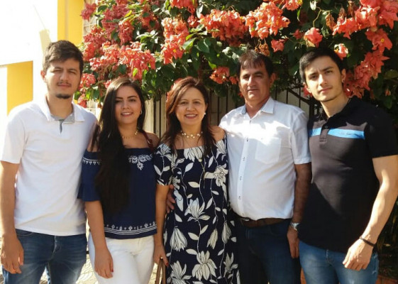 Jane Aparecida da Silva Brito aniversariante do dia 28 na foto com os filhos Rodrigo , Vanessa e Túlio e seu esposo Christiano 