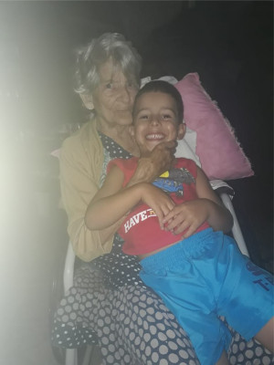 Maria Perpétua de Assis Martins( Mirinha) completa seus 86 anos no dia de hoje  na foto com seu bisneto Heitor