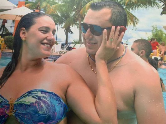 Paula Abadia Gomes Ribeiro aniversariante do dia 16 na foto com esposo Dhiosney de Andrade