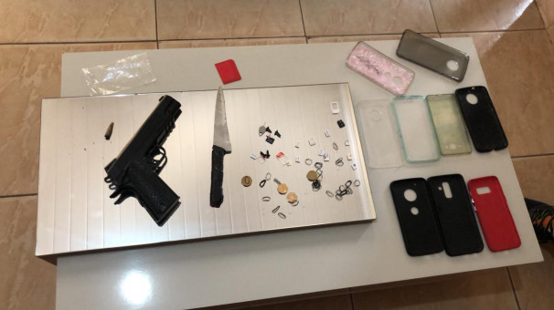 Os militares localizaram várias capinhas de celulares; uma faca; celulares e uma réplica de arma de fogo utilizada para intimidar as vítimas