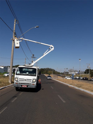Avenida Coronel Theodolino Pereira de Araújo recebe iluminação com tecnologia em LED 