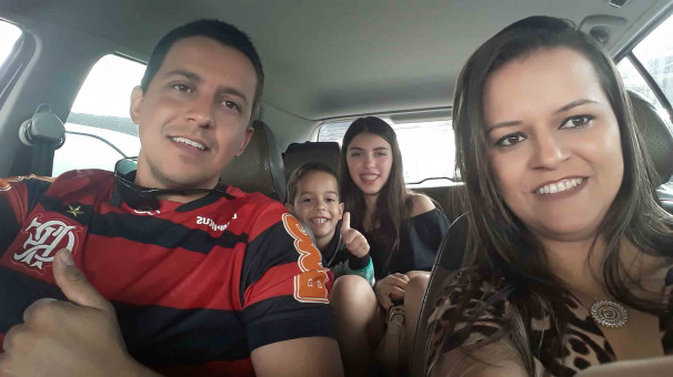 Alison da Cunha Leite aniversariante de hoje na foto com sua esposa Gabrielle , e filho Heitor e Maria Eduarda
