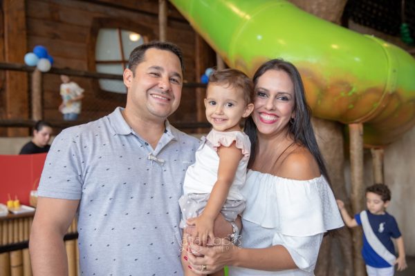 Ana Paula Goulart de Melo Espíndola aniversariante do dia 11 na foto com esposo Bernardo Espíndola e sua filha Sophia