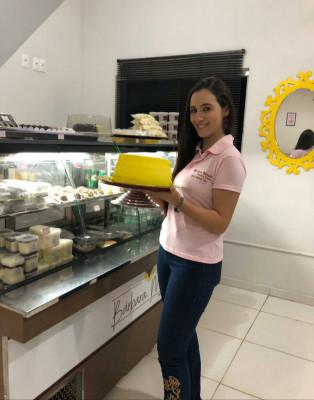 Bárbara Mendes(boleira) micro empresaria , completou seus  20 anos,  realizado no dia 16,  recebe um grande abraço de todos amigos e clientes Araguarinos.