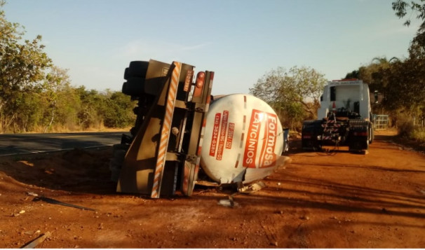 Caminhão tombou na MG-413