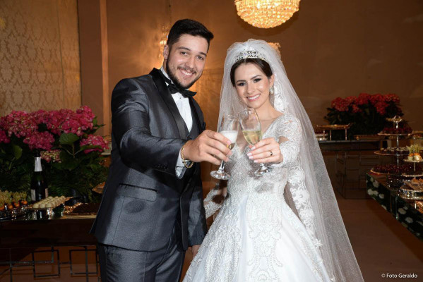 Em cerimônia realizada na tradicional igreja Matriz e luxuosa recepção no salão nobre do Clube Pica Pau, uniram-se em matrimônio a bela nutricionista Isadora Prado e o advogado Gabriel Naves. Crédito: Bruno Vieira