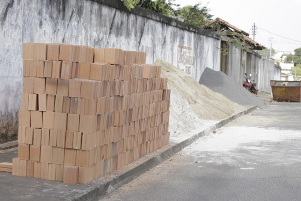 Conforme secretário, a calçada deve ficar livre para a circulação dos pedestres