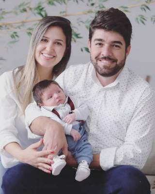 Não é novidade que em Brasília, na bancada da Câmara dos Deputados, Zé Vitor legisla e fiscaliza bravamente frente às suas bandeiras, mas em Araguari, de acordo com a esposa Dra. Mírian Fagundes, em noites claras e madrugada afora, o show do deputado é frente às mamadeiras e fraldas do pequeno Otávio. Créditos: Henrique Vieira