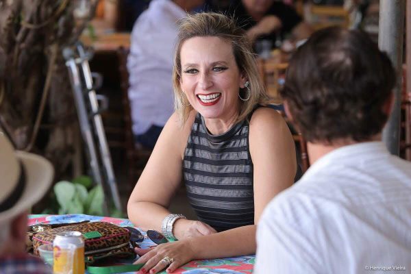 Padrão de mulher empoderada Dra. Fernanda Debs flagrada sem economizar energia, beleza, elegância e gargalhada. Ela é pura ousadia! Créditos: Henrique Vieira