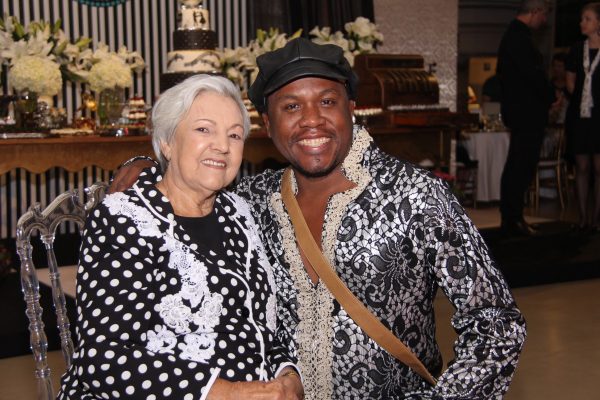 No sábado, 31 de agosto, o Clã Salomão se reuniu para comemorar os 82 anos da matriarca Vilma Salomão. Em grande estilo, filhos, netos e convidados da sociedade araguarina voltaram aos embalos dos “Anos 80”, na festa temática assinada por Clauderson da Elite. Não faltou agito, estilo e toda a alegria da querida Dona Vilma. 