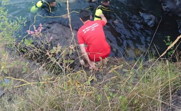 Corpo foi retirado das águas pelos bombeiros militares ** Divulgação 