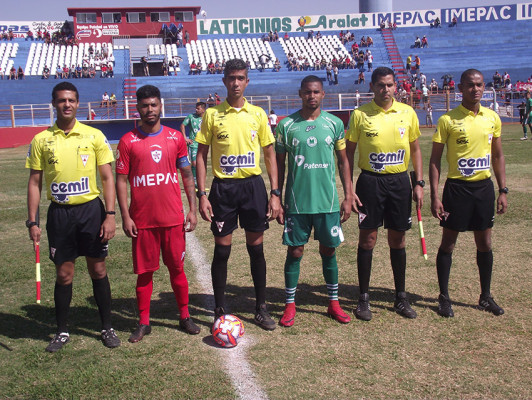 Arbitragem da partida com os capitães das equipes