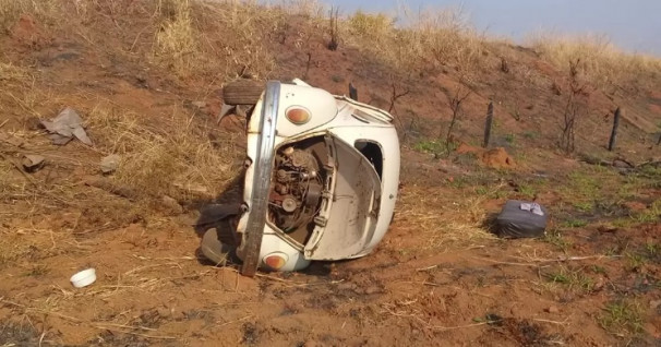 VW/Fusca capotou na GO-330 ** Divulgação 