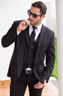 Transbordando charme, estilo e positividade, badalado fotógrafo Alberto Morais canta parabéns na próxima segunda-feira, 23.