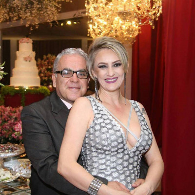 Em modo “embalada com afeto”  blondíssima e glamourosa Carla Prata canta parabéns hoje, 4. Os festejos acontecem ao lado de seu inseparável Ernane Queiroz. Parabéns!