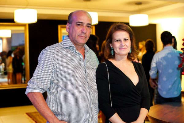 Elegante Lídia Parente canta parabéns amanhã, 26. Ao lado do marido Geraldo, a socialite comemora na bela e histórica praia de Caraíva na Bahia. Parabéns!