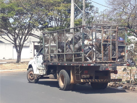 Mais de 20 toneladas de lixo e 200 pneus foram recolhidos durante o mutirão