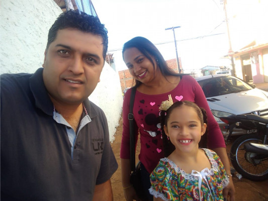 Leidy dos Anjos aniversariante do dia 23 na foto com esposo Leonardo Santos e a filha Emilly Sophia