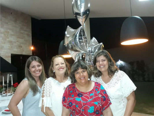 Marcella Rodrigues Marques aniversariante o dia 19 , na foto com sua mãe Heloisa , irmãs Ana Paula e Daniella 