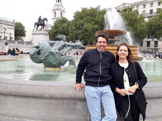 Sérgio Lima, aniversariante do dia 5 de setembro, em Londres, ao lado de sua esposa Aparecida Lima