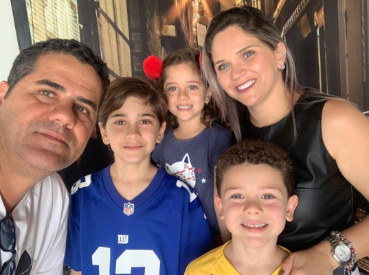 Tatiane Silva Honorato aniversariante de hoje na foto com marido Michel Fernandes e os filhos Gabriel, Samuel e Barbará