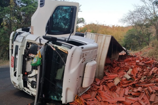Acidente ocorreu num dos trechos mais perigosos da MG-223 ** Gazeta do Triângulo 