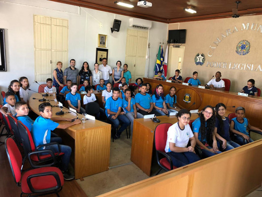 Alunos do Padre Damião participam da escola do Legislativo