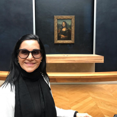Diante do “sorriso secreto” e mistério de Mona Lisa,  um dos quadros mais famosos do mundo e a obra mais célebre de Leonardo Vinci, exposta no Museu do Louvre em Paris, socialite Norma Cury registra sua viagem à França e seu encanto pela cidade luz.