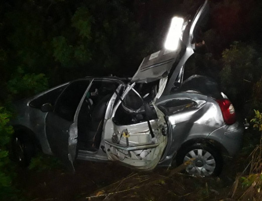 Veículo se chocou contra uma árvore na noite desta segunda-feira ** Divulgação 