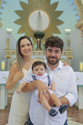 Na manhã do último domingo, 13, deputado José Vitor e Dra. Mírian Fagundes batizaram o filho Otávio na igreja Nossa Senhora de Fátima em Araguari. A iniciação na vida cristã do lindo pequeno aconteceu sob as bênçãos do Frei Mauro. Crédito: Henrique Vieira