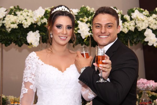 No último sábado 28 de setembro, o casal de empresários Humberto Faria e Cynthia Salomão subiu ao altar. A cerimônia religiosa aconteceu no Garden Salões seguida de sofisticada recepção. Crédito: Ernane Queiroz