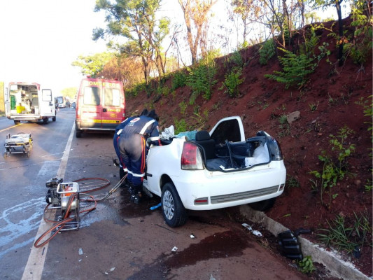 Fiat/Palio colidiu frontalmente com uma carreta
