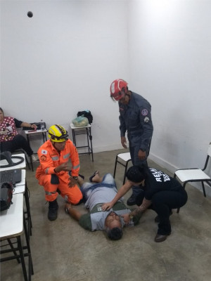  Durante aulas teóricas são ministradas técnicas de primeiros socorros e salvamento  