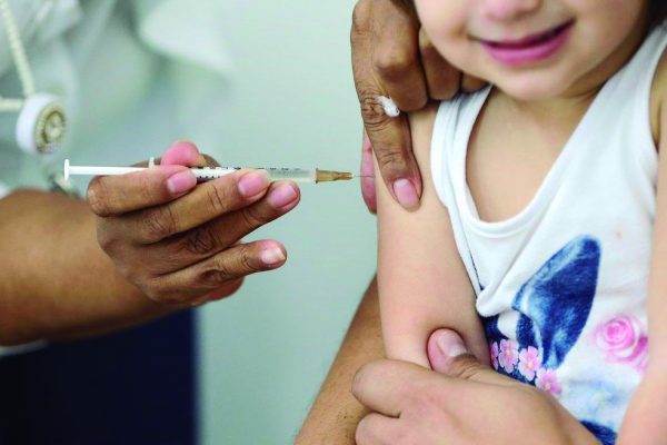 Posse do cartão de vacinação é importante para receber a dose da tríplice viral