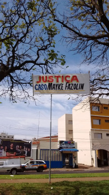 Faixa foi estampada essa semana em frente ao Fórum ** Gazeta do Triângulo 