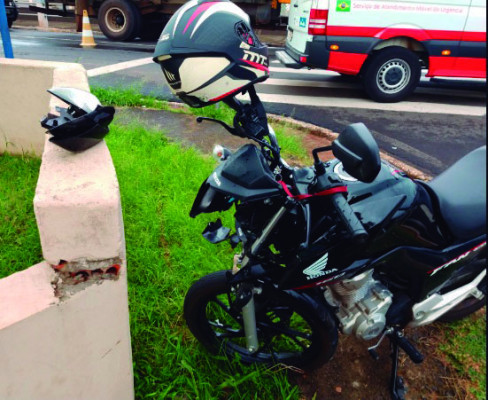 Acidente em cruzamento deixou motociclista ferido ** Arquivo 