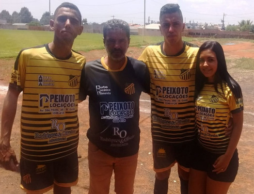 Irmãos Marcos Tadeu e Murilo, destaques do Nacional, ao lado do pai Chocolate e de Rafaela, esposa de Murilo ** Gazeta do Triângulo