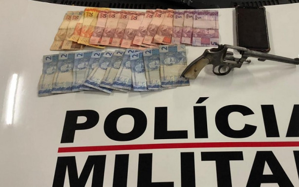 Dinheiro, arma de fogo e celular apreendidos na residência de um dos envolvidos ** Divulgação