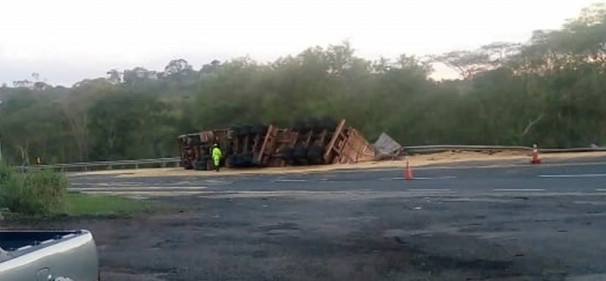 Carreta tombou na divisa de Goiás com Araguari