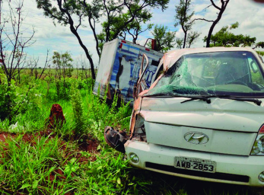 Caminhão envolvido em acidente na manhã de ontem ** Divulgação