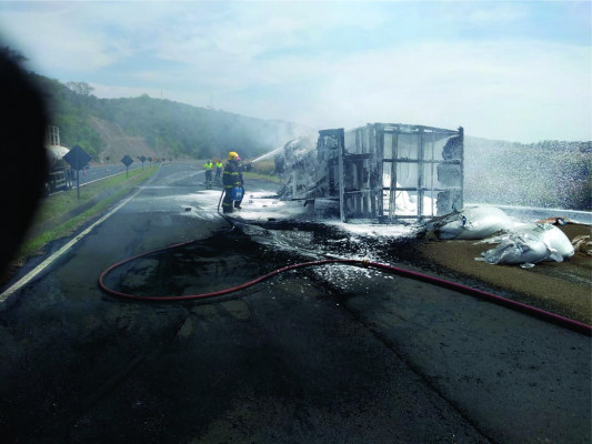 Veículo ficou completamente tomado pelas chamas ** Corpo de Bombeiros Militar 