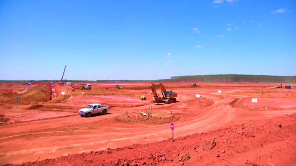 Por enquanto, maior parte dos trabalhadores opera as máquinas de terraplanagem