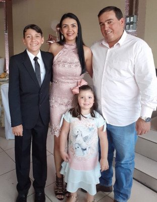 Aniversário de Laura Leão e da filha Helena, dia 21, ladeadas pelo esposo e pai Rafael Rodovalho é do irmão João Pedro 