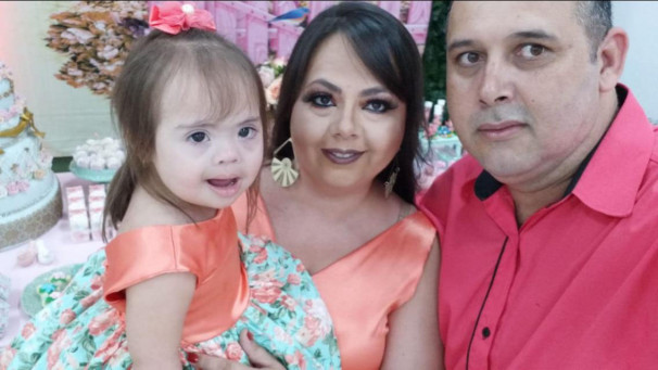 Maria Júlia aniversariante do dia 26 ao lado dos pais, Orlando Cezar e Dayane Flores 