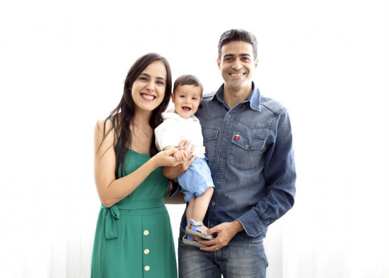 Miguel Carvalho Rodrigues  aniversariante de hoje  , com os pais Denise e Marcos Paulo