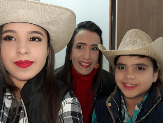 Raquel Alvim, que comemorou aniversário no dia 4, ao lado das filhas Vitória e Yasmin