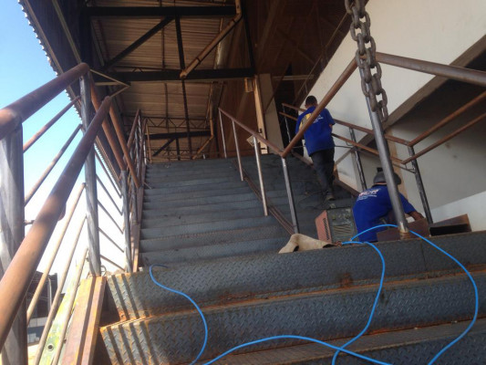 Escadas, portões e ferragens laterais passam pelos últimos reparos na parte externa da obra